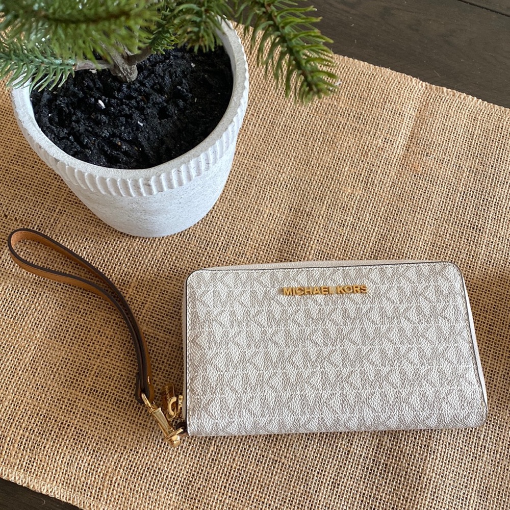 Michael Kors Large Wallet/Wristlet✨